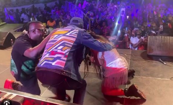 Makhadzi bows down to Zimbabwean legend Alick Macheso on stage [video]