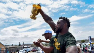 Man tries to ‘steal’ Springboks Rugby World Cup trophy - Video