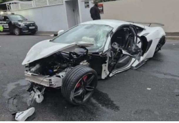 McLaren supercar crashes at high speed in Sea Point – WATCH